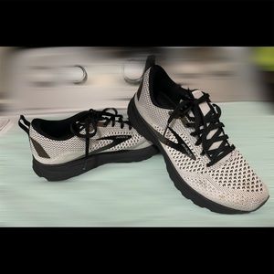 Women’s Brooks Revel 4